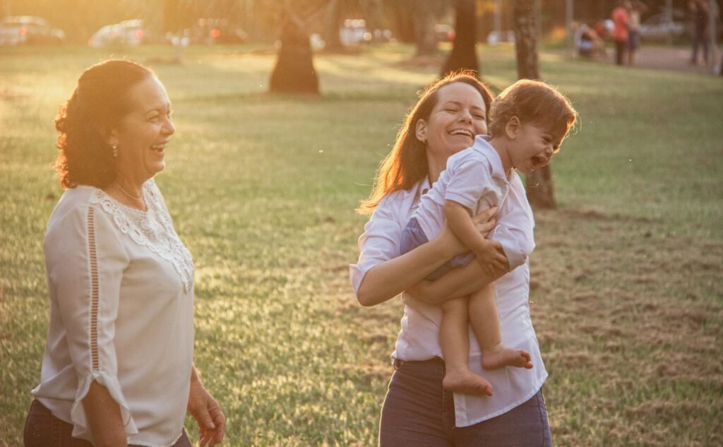 Família feliz aproveitando um passeio no parque durante o pôr do sol, capturando alegria e conexão genuínas.
