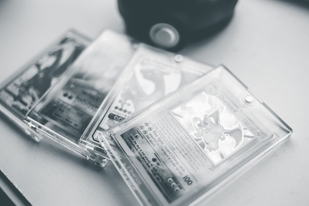 Close-up de cartas colecionáveis de Pokémon em capas protetoras, enfatizando preservação e valor.