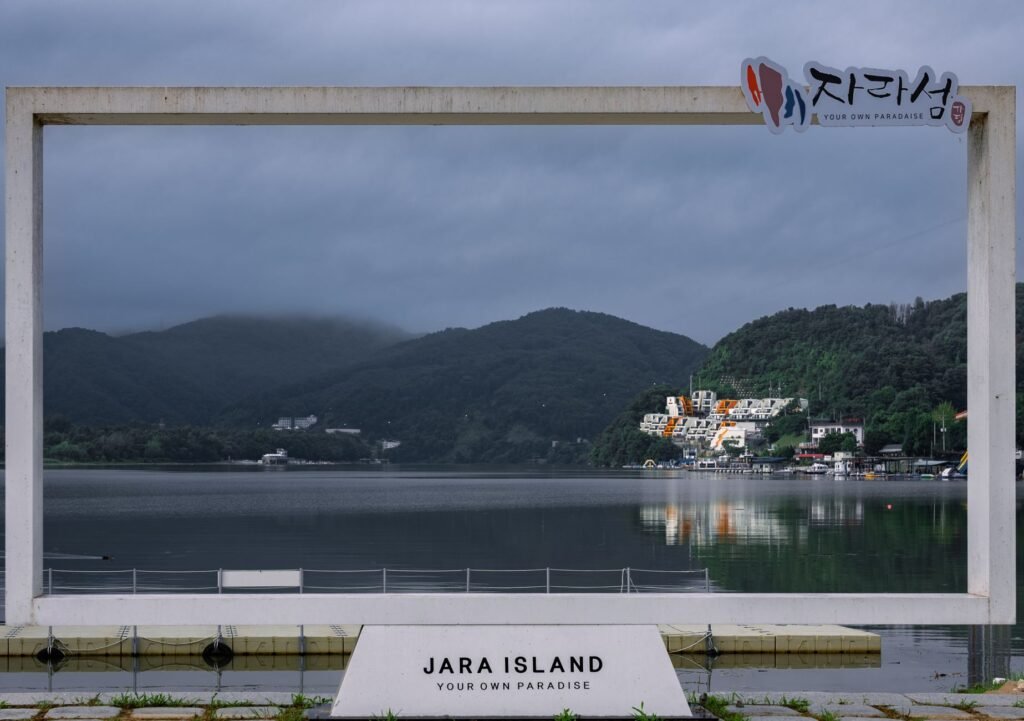Descubra a beleza tranquila da Ilha Jara em meio a colinas verdejantes e águas serenas em Gapyeong, Coreia do Sul.