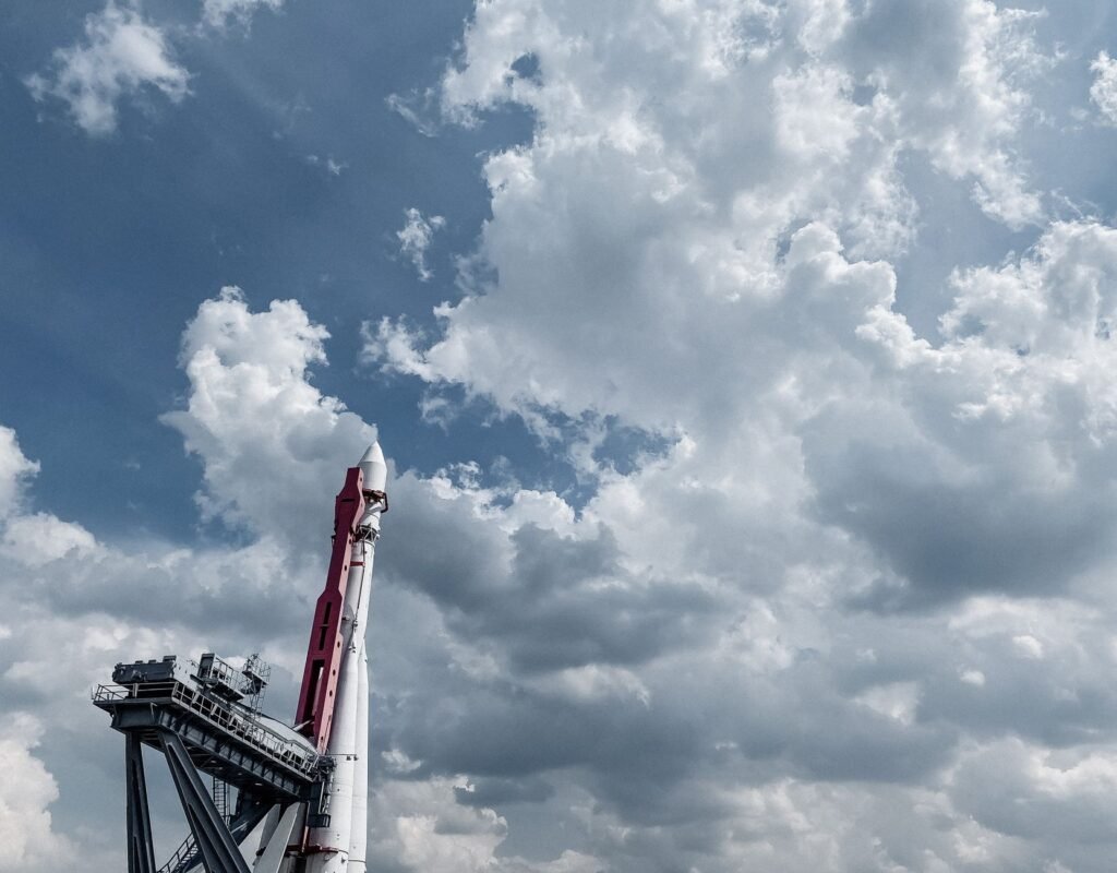 Foguete Vostok exibido contra um céu nublado vibrante, destacando engenharia e exploração espacial.