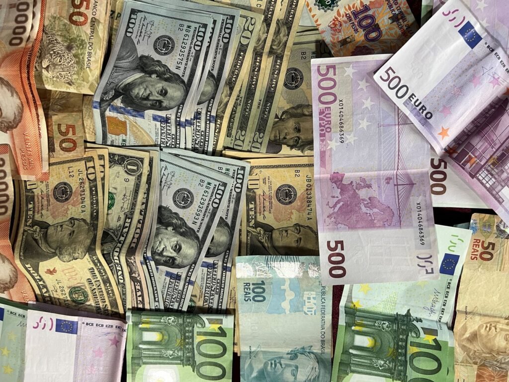 Notas bancárias internacionais variadas exibindo diferentes moedas. Ideal para temas relacionados a finanças.