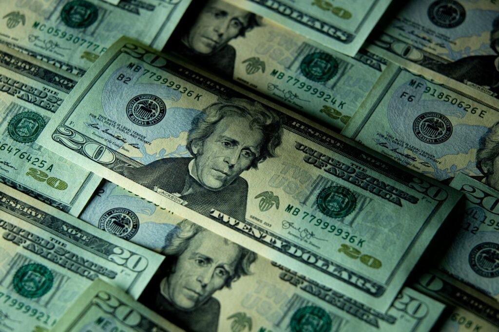 Close-up de várias notas de vinte dólares dos EUA representando riqueza e finanças.