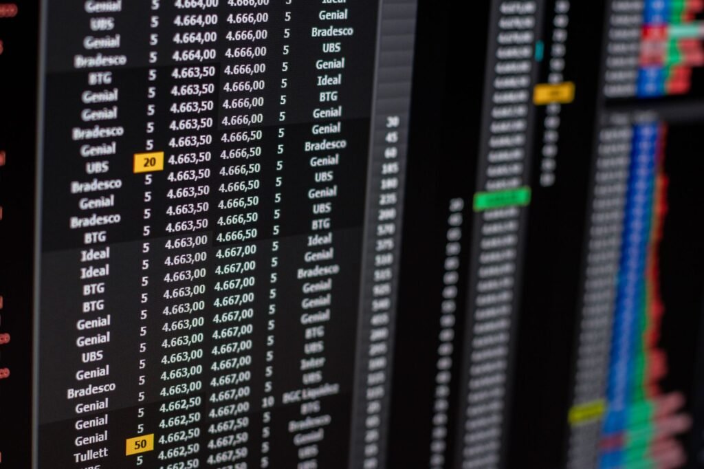 Close-up de dados financeiros em uma tela de computador mostrando tendências do mercado de ações.