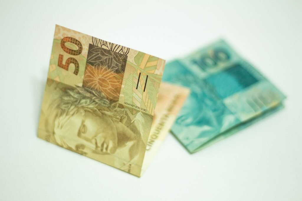Uma foto de close-up mostrando notas brasileiras, com cédulas de 50 e 100 reais.