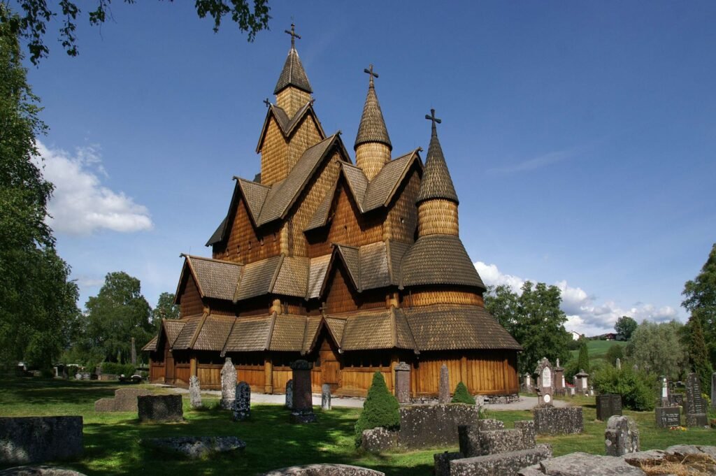 Explore a histórica Igreja de Heddal, um renomado marco medieval na Noruega.
