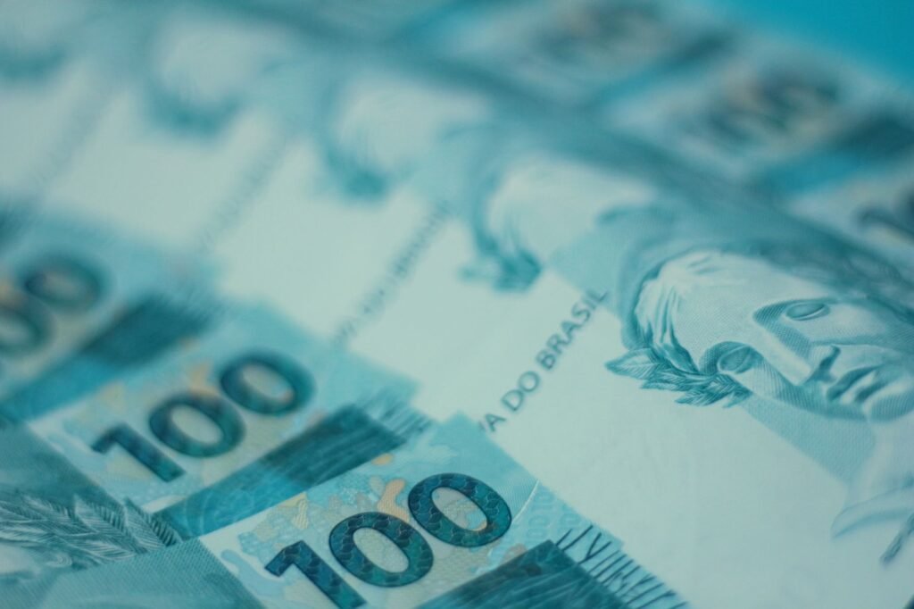 Vista detalhada de 100 notas de 100 reais brasileiros, enfatizando o tema de moeda e finanças.